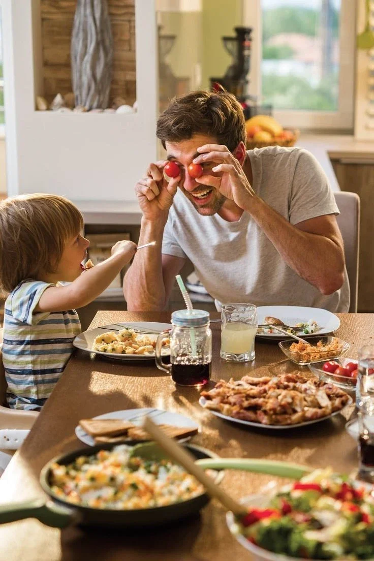 Momento em família ao redor da mesa